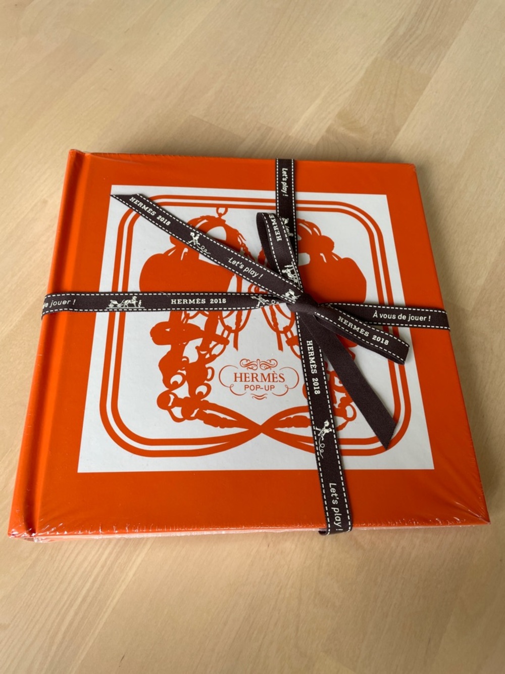 NIP Hermès Scarf Pop-Up Book